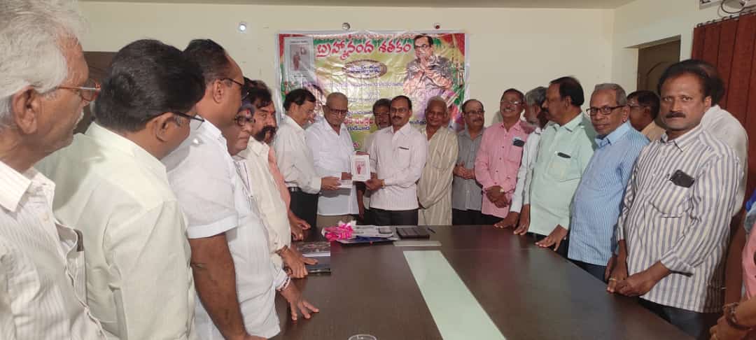 గుంటూరు జిల్లా సత్తెనపల్లిలో ఇటీవల బ్రహ్మానంద శతకం పుస్తకాన్ని ఆవిష్కరించారు. ఆయన మిత్రులు గడ్డం విజయసారధి పుస్తకాన్ని ఆవిష్కరించి మరో మిత్రుడు పుల్లారెడ్డికి అంకితమిచ్చారు.