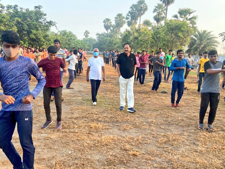  భారత సనాతన ఉమ్మడి కుటుంబ వ్యవస్థ ప్రపంచానికి ఆదర్శంగా నిలించిందన్నారు. ఉన్నత స్థానాల్లో ఉన్నవారందరూ మాతృ భాషలో నే విద్యను అభ్యసించారని ఆయన పేర్కొన్నారు. వ్యాయామంతోపాటు మానసిక ప్రశాంతత కోసం ధ్యానం, ఆధ్యాత్మిక చింతన అలవర్చు కోవాలని సూచించారు. ఇవన్నీ మతానికి సంబంధించినవి కావని, మంచి ఆధ్యాత్మిక చింతన ద్వారా సామాజిక బాధ్యత అలవడుతోం దన్నారు. జంక్‌పుడ్‌ సంస్కృతిని మానుకోవాలని ఉపరాష్ట్రపతి వెంకయ్యనాయుడు అన్నారు.