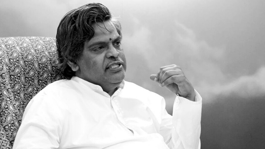  సిరివెన్నెల సీతారామశాస్త్రి (66) చనిపోవడానికి గత కారణాలును కిమ్స్ హాస్పిటల్ వైద్యులు వెల్లడించారు. సీతారామశాస్త్రికి ఆరేళ్ల క్రితం ఊపిరితిత్తుల క్యాన్సర్ సోకడడంతో సగం ఊపిరితిత్తులు తీసేయాల్సి వచ్చిందన్నారు. ఆ తర్వాత బైపాస్ సర్జరీ కూడా జరిగింది. (Twitter/Photo)