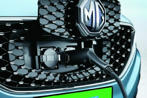 MG మోటార్ ఇండియా మిడ్-సైజ్ ఎలక్ట్రిక్ SUV ZS EV యొక్క అప్ డేటెడ్ మోడల్ ను విడుదల చేసింది. కంపెనీ కొత్త జెడ్‌ఎస్ ఇవి 2021 ను ప్రారంభ ధర రూ .20.99 లక్షలుగా నిర్ణయించింది. 