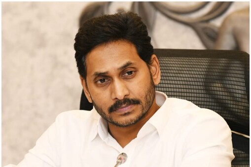జిల్లా కలెక్టర్లతో స్పందన వీడియో కాన్ఫరెన్స్‌లో కలెక్టర్లతో మాట్లాడారు ఆంధ్రప్రదేశ్‌ సీఎం వైఎస్‌ జగన్‌మోహన్‌రెడ్డి. కరోనా నివారణ చర్యలు, ఇళ్ల పట్టాలు, జగనన్న కాలనీలు, సంపూర్ణ గృహ హక్కులు, ఉపాధిహామీ, సుస్థిరాభివృద్ధిపై సమీక్షించారు సీఎం జగన్‌. ఈ సంధర్భంగా కరోనా పరిస్థితులపై అధికారులను హెచ్చరించారు..