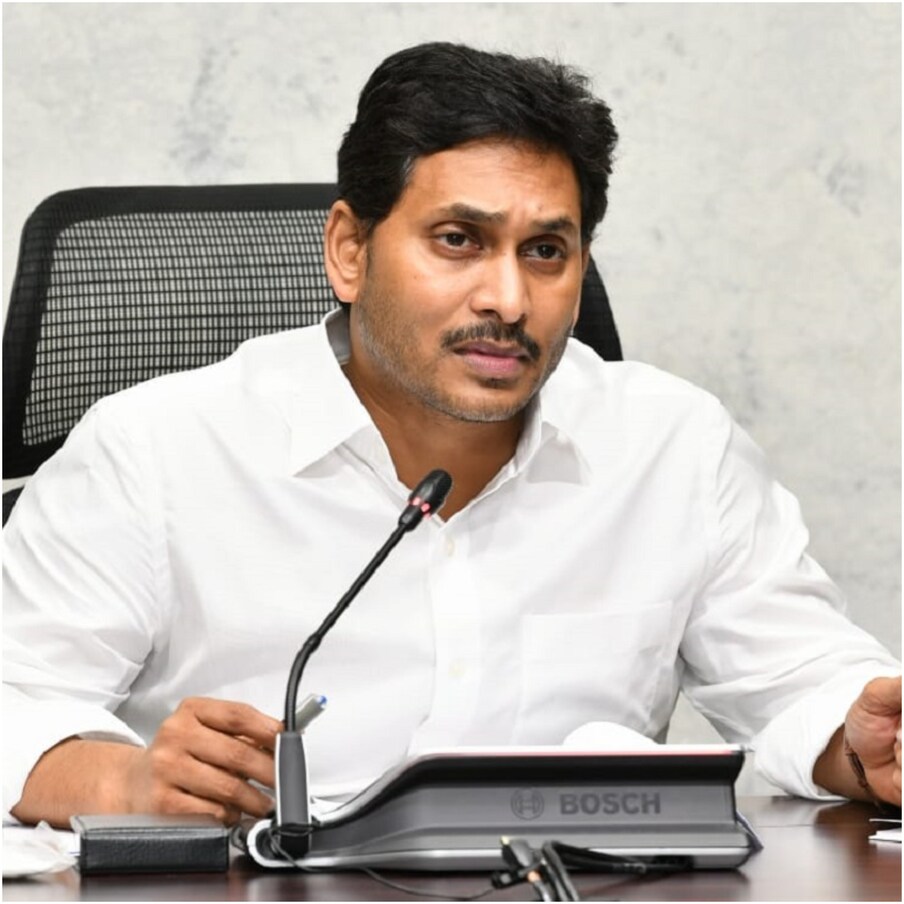  భారీ వర్షాల కారణంగా నష్టపోయిన రైతులను ఆదుకుంటామని జగన్ హామీ ఇచ్చారు. రైతులకు అండగా ఉండాలన్నదే తమ ప్రభుత్వ లక్ష్యమని చెప్పారు. ఆ చెప్పిన హామీలో భాగంగా తాడేపల్లి క్యాంప్ ఆఫీస్ నుంచి నేరుగా బటన్ నొక్కి వర్చువల్ విధానంలో అందరికీ నగదు జమ చేయనున్నారు..