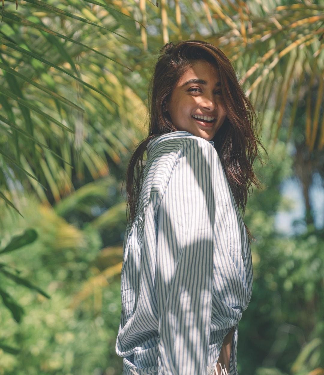  Pooja Hegde: | పూజా హెగ్డే.. నాగ చైతన్య హీరోగా నటించిన ‘ఒక లైలా కోసం’ సినిమాతో టాలీవుడ్‌కు పరిచయమైన ఈ భామ.. ఆ తర్వాత వరుణ్ హీరోగా పరిచయమైన ‘ముకుందా’ సినిమాలో గోపికమ్మ పాటతో ఈ భామ క్రేజ్ పెరిగింది. ప్రస్తుతం అగ్ర హీరోల బెస్ట్ ఆప్షన్‌గా నిలిచిన పూజా హెగ్డే గతేడాది త్రివిక్రమ్ దర్శకత్వంలో ‘అల వైకుంఠపురములో’ సినిమాతో మరో హిట్‌ను తన ఖాతాలో వేసుకుంది. Photo : Instagram