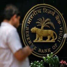 ఆ బ్యాంకు ఖాతాదారులకు షాకిచ్చిన RBI.. రూ. వేయికి మించి విత్ డ్రా చేసుకోలేరు ఆ బ్యాంకు ఖాతాదారులకు షాకిచ్చిన RBI.. రూ. వేయికి మించి విత్ డ్రా చేసుకోలేరు