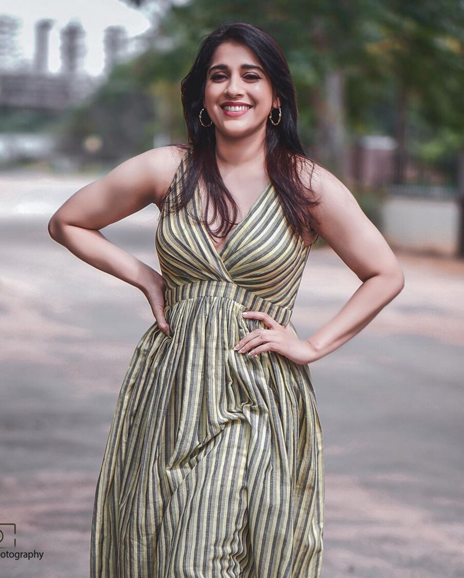  Rashmi Gautam : తెలుగు సినీ ప్రియులకు, టీవీని వీక్షించేవారికి రష్మీ అంటే తెలియని వారుండరంటే అతిశయోక్తికాదు. అంత పాపులర్ ఈ భామ. తనదైన శైలిలో యాంకరింగ్ చేస్తూ..అవకాశం ఉన్నప్పుడు అడపా దడపా సినిమాలు చేస్తూ.. తగిన మోతాదుల్లో అందాలను కనువిందు చేస్తూ..తెలుగు రాష్ట్రాల్లో విపరీతంగా క్రేజ్ సంపాదించుకుంది. Photo : Instagram