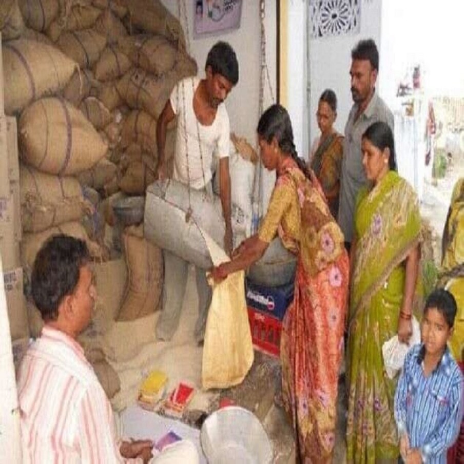  ఉత్తరప్రదేశ్ కూడా ఇదే విధమైన రాష్ట్ర ప్రభుత్వ పథకాన్ని మూడు నెలల పాటు పొడిగించింది. ఉచిత రేషన్ పథకం కింద ప్రయోజనం పొందడానికి రేషన్ కార్డ్ చాలా ముఖ్యమైన పత్రాలలో ఒకటి.(ప్రతీకాత్మక చిత్రం)