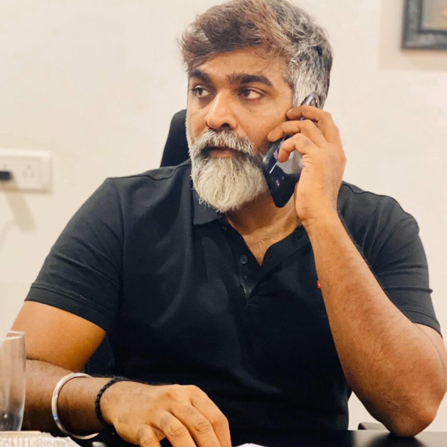  విజయ్ సేతుపతి.. తమిళంలో హీరోగా, విలన్‌గా, క్యారెక్టర్ ఆర్టిస్ట్‌గా తనకంటూ ప్రత్యేక గుర్తింపు తెచ్చుకున్నాడు. ఓ వైపు హీరోగా నటిస్తూనే తెలుగులో ‘సైరా నరసింహారెడ్డి’లో కీలక పాత్రలో నటించిన సంగతి తెలిసిందే కదా. (File/Photo)
