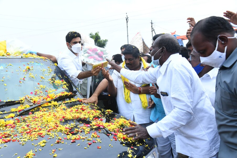  అనంతపురం (anantapuram)లో ఎస్‍ఎస్‍బీఎన్ ఎయిడెడ్ కళాశాల, పాఠశాల విలీనాన్ని వ్యతిరేకిస్తూ విద్యార్ధులు ఆందోళన చేస్తున్న సమయంలో.. వారిపై పోలీసులు దాడి చేశారు. ఎస్‌ఎస్‌బీఎన్‌ కాలేజీ దగ్గర విద్యార్థులు ఆందోళన చేపట్టి.. రాష్ట్ర ప్రభుత్వం (AP Government) చదువులను వ్యాపారం చేస్తోందని నినాదాలు చేస్తున్న వారిపై పోలీసుల లాఠీచార్జ్‌ చేశారు. దీంతో పలువురు విద్యార్థులు గాయపడ్డారు. వారికి అండగా నిలబడేందుకు లోకేష్ ఇవాళ అనంతపురం వచ్చారు. 