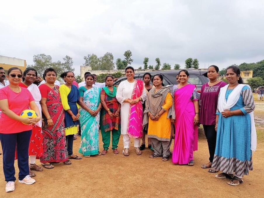  త్రో బాల్ పోటీలను ప్రారంభించండమే కాదు.. కాసేపు సరదగా క్రీడాకారులతో కలిసి ఆమె కూడా త్రోబాల్ ఆడారు. ఎదో ఫోటోలకు ఫోజులు ఇవ్వడం కాదు.. రియల్ ప్లేయర్ లాగే అద్భుతంగా ఆడారు అంటూ కితాబు అంటుకున్నారు. కొన్ని పాయింట్లు కూడా గెలిచి తనలో ఈ టాలెంట్ కూడా ఉందని రోజా నిరూపించుకున్నారు.