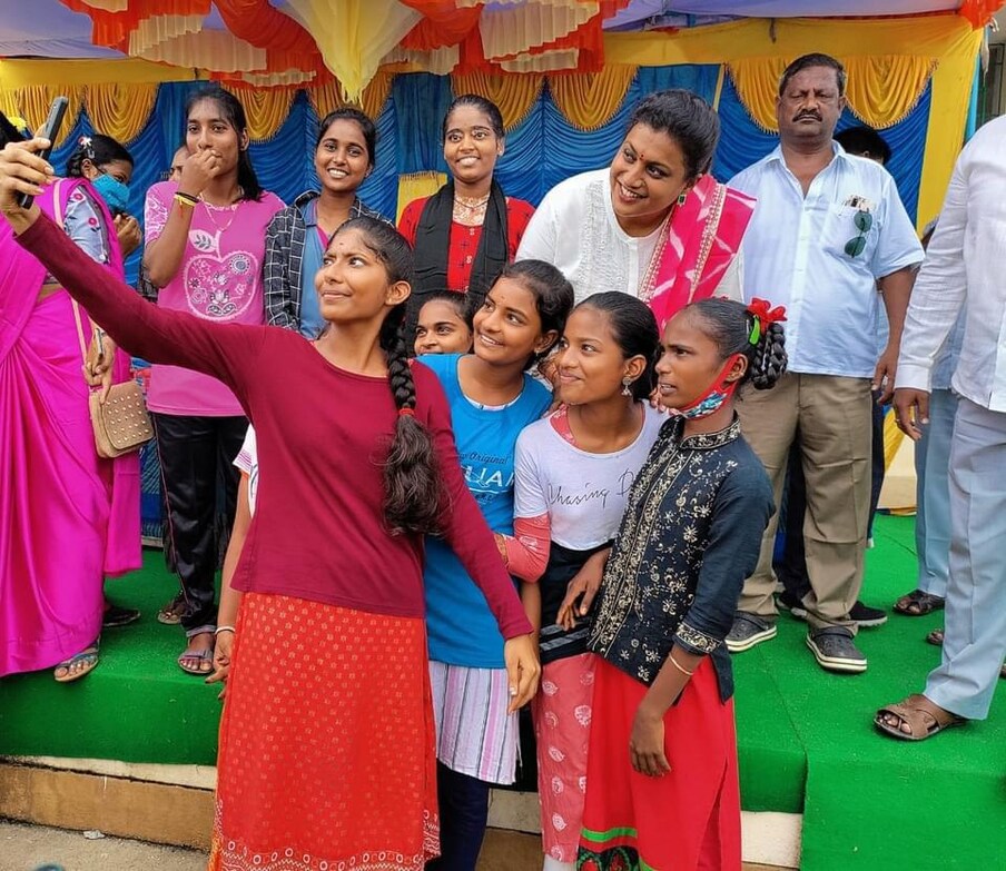  ఎమ్మెల్యే అయి ఉండి.. ఒక సామాన్యురాలిలో తమతో కలసి సందడి చేయడంతో విద్యార్థుల ఆనందానికి హద్దులు లేకుండా పోయాయి. ఆటలాడేందుకు వచ్చిన విద్యార్థులు కాసేపు రోజాతో మాట్లాడారు.. వారి సమస్యలను ఆమెకు వివరించారు. అలాగే రోజాతో కలిసి సెల్ఫీలు దిగడానికి చాలా మంది పోటీ పడ్డారు..