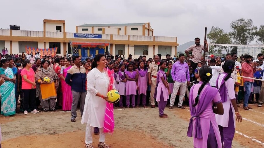  ఓ వైపు నిత్యం నియోజకవర్గంలోనే పర్యటిస్తూ ప్రజలకు అంత్యంత చేరువగా ఉంటున్నారు. ఇప్పుడు ఆటలతో రోజా అలరిస్తున్నారు. ఆమె వరుసగా ఇంత ఉత్సాహంగా కనిపించడానికి.. మంత్రి పదవి వస్తుందనే ప్రచారమే కారణమని ఆమె అభిమానులు అంటున్నారు.. ఈ కార్యక్రమంలో ప్రజా ప్రతినిధులు, కార్యకర్తలు, నాయకులు పాల్గొన్నారు.