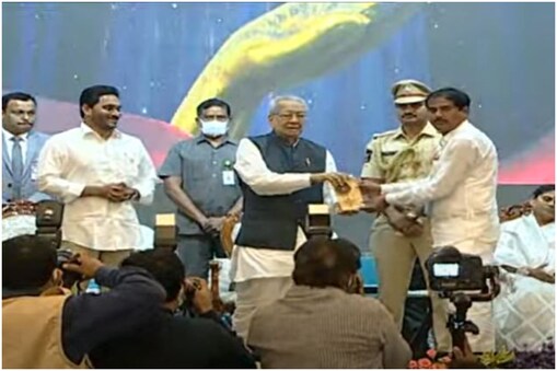 అవార్డులు ప్రదానం చేస్తున్న గవర్నర్, సీఎం