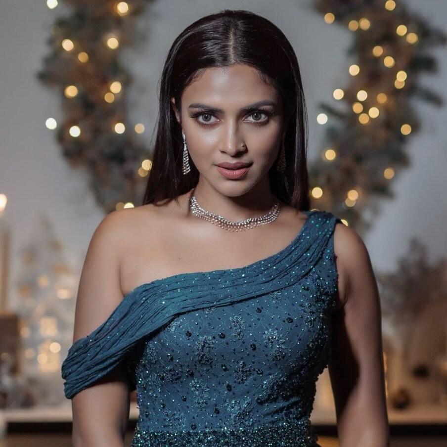  Amala Pual hot photos: అమలాపాల్‌ అందాల సంచలనాలకు తెరలేపుతుంది. గ్యాప్‌ లేకుండా కుర్రాళ్లపై అందాల దాడి  చేస్తోంది. తాజాగా ఈ సెక్సీ బ్యూటీ పంచుకున్న లేటెస్ట్ హాట్‌ ఫోటోలు ఇప్పుడు నెట్టింట దుమారం రేపుతుంది. మంటలు పుట్టిస్తుంది. అమలా పాల్ (Amala Paul)..తెలుగుతో పాటు తమిళం, మలయాళం సినిమాలతో బిజీగా ఉంది ఈ ముద్దుగుమ్మ. సినిమాలతో పాటు అప్పుడప్పుడూ హాట్ ఫోటోషూట్స్ కూడా చేసుకుంటూ బిజీగా ఉంది ఈ బ్యూటీ. తాజాగా ఈమె చేసిన ఓ ఫోటోషూట్ తెగ వైరల్ అవుతుంది. క్లీవేజ్ షోతో పిచ్చెక్కిస్తుంది.  
