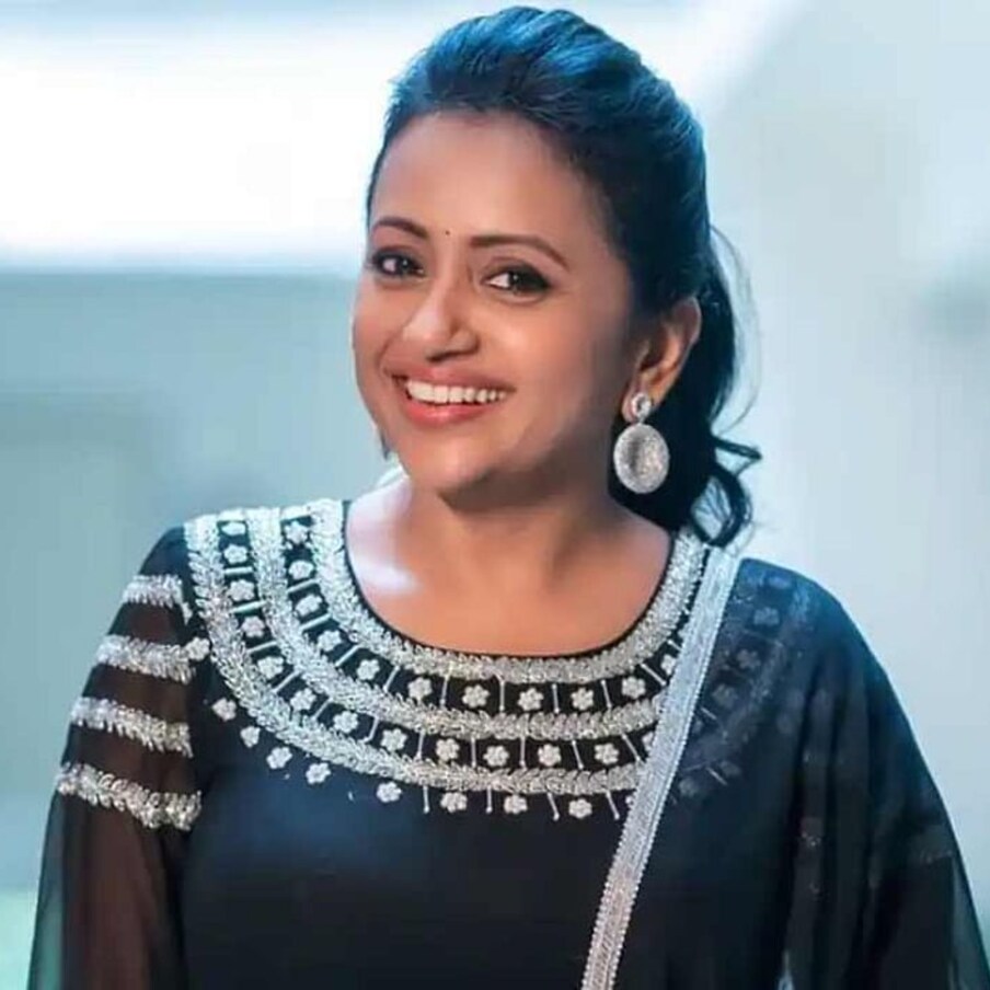  యాంకర్ సుమ గురించి కొత్తగా పరిచయాలు అవసరం లేదు. బుల్లితెరపై మకుటం లేని మహారాణి ఈమె. కొన్నేళ్లుగా ఈమెకు పోటీ ఎవరూ లేరు.. ఇప్పట్లో ఎవరూ వచ్చేలా లేరు. అలా ఎదురు లేకుండా దూసుకుపోతుంది యాంకర్ సుమ. ఒకప్పుడు నటిగానే ఇండస్ట్రీకి వచ్చినా.. తన దారి అది కాదని యాంకరింగ్ వైపు మళ్లిన తర్వాత ఈమె కెరీర్ కూడా టర్న్ అయిపోయింది. ఎవరూ ఊహించని విధంగా సంపాదిస్తుంది సుమ.,[object Object]