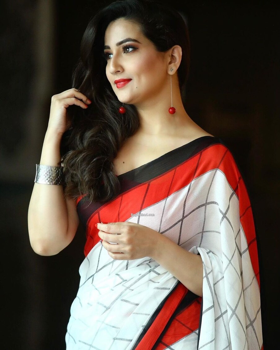  అయితే ఎన్టీఆర్ హీరోగా వచ్చిన 'రాఖీ' సినిమాలో ఆయన చెల్లెలుగా నటించి మంచి పేరు తెచ్చుకున్నారు. ఆ సినిమాలో ఆమె నటనకు మంచి మార్కులే పడ్డాయి. క్రియేటివ్ డైరెక్టర్ కృష్ణవంశీ దర్శకత్వంలో వచ్చిన ఆ సినిమాలో అత్త పెడుతున్న భాదల్నీ తట్టుకుంటూ.. తాను చేసిన నటన ప్రేక్షకులను అలరించింది. Photo : Instagram