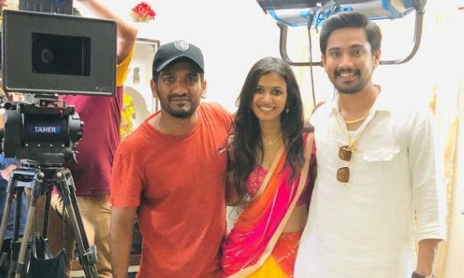  ఇప్పుడు సినిమాలు కూడా చేస్తూ బిజీ అయిపోయింది ఈ బ్యూటీ. దానికితోడు సోషల్ మీడియాలోనూ ఈమె క్రేజ్ బాగా పెరిగిపోయింది. ఆ మధ్య వర్మతో కలిసి సోషల్ మీడియాలో ఆమె చేసిన సందడి అంతా ఇంతా కాదు. అమ్మడు జిమ్‌లో ఉండి నానా రచ్చ చేసింది. నడుము చూపిస్తూ.. ప్రైవేట్ పార్ట్స్ గురించి మాట్లాడుకుంటూ వర్మ, అరియానా ఎంతో రచ్చ చేసారు. అయితే తాజాగా హీరో రాజ్ తరుణ్‌పై తనకు పీకల వరకు కోపం ఉండేదని చెప్పుకొచ్చింది.,[object Object]
