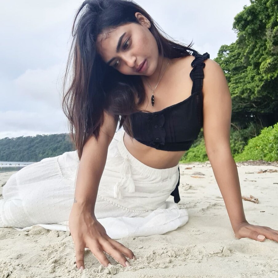  Dethadi Harika: బిగ్  బాస్ 4 తెలుగు సీజన్ లో హాట్ బ్యూటీగా పేరు తెచ్చుకున్న దేత్తడి హారిక.. తరువాత కూడా అదే ముద్రను కంటిన్యూ చేస్తోంది. ముఖ్యంగా హాట్ హాట్ ఫోజులతో సోషల్ మీడియాను షేక్ చేస్తోంది.  దేత్తడి హారిక.. 'దేత్తడి' అనే యూట్యూబ్‌ ఛానెల్ ద్వారా తెలుగువారికి పరిచయం అయిన ఈ ముద్దుగుమ్మ తెలంగాణ యాసతో.. పొగరుతో ఎంతోమంది అభిమానులను సొంతం చేసుకుంది. 