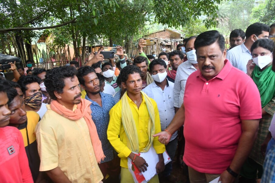  బంగారం తాకట్టు పెట్టి మరి గంజాయి సాగుపై పెట్టుబడి పెట్టామని, ఈ ఒక్కసారికి వదిలేయాలని కన్నీటిపర్యంతం అయ్యారు గిరిజన మహిళలు. ఒకవేళ ఈ ఏడాది కొట్టేస్తామంటే.. నష్టపరిమారం చెల్లించాలని డిమాండ్ చేశారు. కాగా, ఒక బృందం అధికారులు గిరిజన మహిళలతో చర్చలు జరుపుతుండగా.. మరో బృందం గంజాయి సాగును ధ్వంసం చేస్తూ ముందుకు వెళ్తున్నారు. దాంతో అక్కడ పరిస్థితి ఉద్రిక్తంగా మారింది.