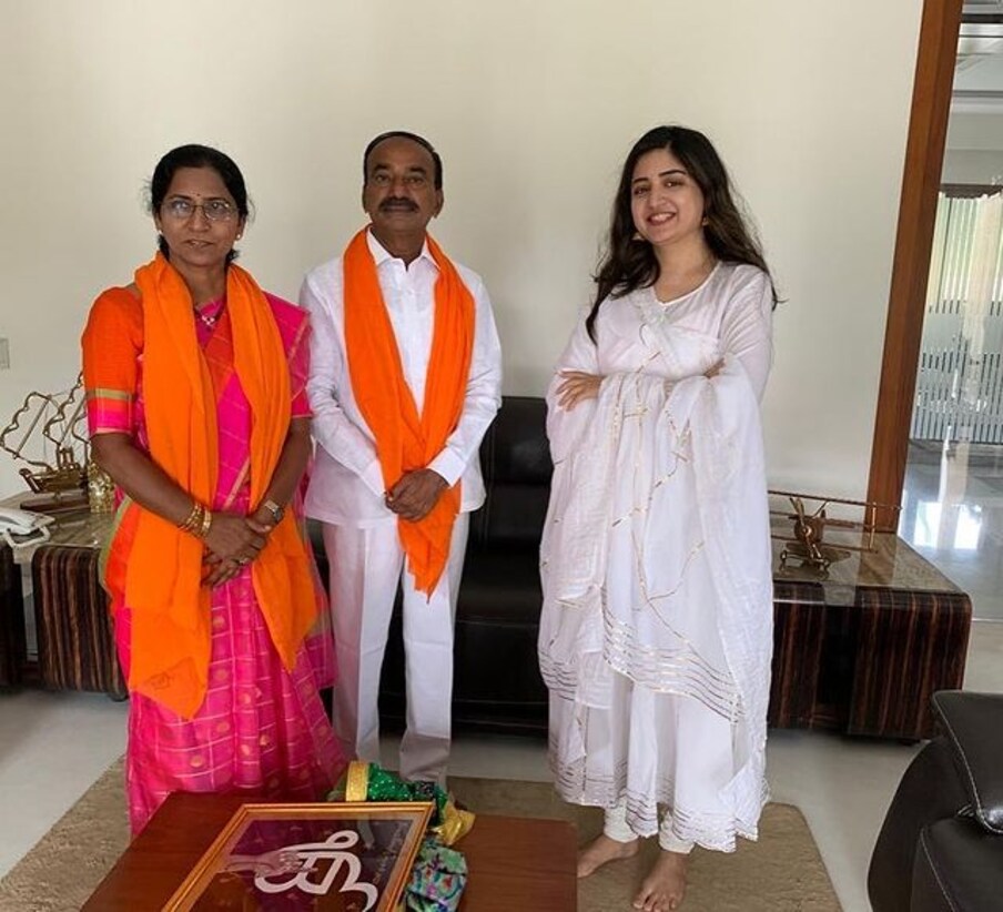  హుజురాబాద్ ఎమ్మెల్యే ఈటల రాజేందర్‌నుసినీ నటి పూనమ్ కౌర్‌ కలిశారు. శుక్రవారం గురునానక్‌ జయంతి సందర్భంగా ఆయన నివాసానికి వెళ్లిన పూనమ్ కౌర్.. ఈటల దంపతులను సన్మానించారు.