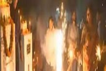 Diwali at graveyard : సమాధుల వద్ద దీపావళీ..  పూజలు చేయడం.. టపాసులు పేల్చడం.. అన్ని అక్కడే.