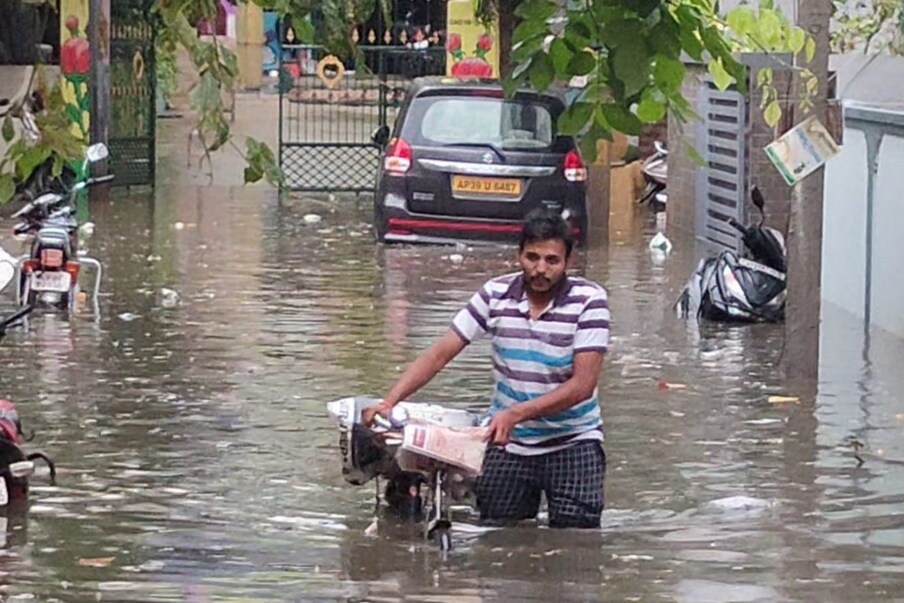  బంగాళా ఖాతంలో ఏర్పడిన అల్పపీడనం క్రమంగా బలపడుతుండటం ఇది క్రమంగా దక్షిణ కోస్తా, ఉత్తర తమిళనాడు వైపు పయనిస్తుండటంతో చిత్తూరు జిల్లాలో భారీ వర్షాలు కురుస్తాయని వాతావరణ శాఖ తెలిపింది. దీంతో టీటీడీ ఈ నిర్ణయం తీసుకుంది. (ప్రతీకాత్మకచిత్రం)