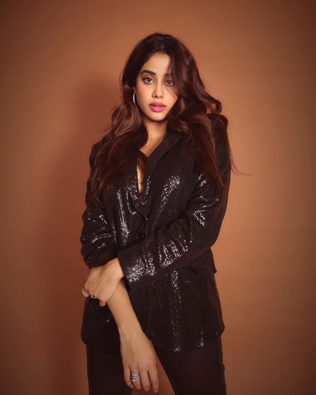 Janhvi Kapoor : జాన్వీ కపూర్.. శ్రీదేవి కుమార్తె అని తెలిసిందే. 'ధడక్' అనే సినిమాతో హిందీ చిత్ర సీమకు పరిచయమైంది. ఆ సినిమా హిట్ తర్వాత జాన్వీ పలు బాలీవుడ్ చిత్రాల్లో నటిస్తూ బిజీ అయ్యింది. జాన్వీ తన తల్లి శ్రీదేవిని పోలిన లుక్స్తో అభిమానులకు కనులవిందు చేస్తోంది. ఆమె ప్రస్తుతం రూహీ, తక్త్, గుడ్ లక్ జెర్రీ, హెలెన్ మొదలగు సినిమాల్లో నటిస్తోంది. Photo : Instagram