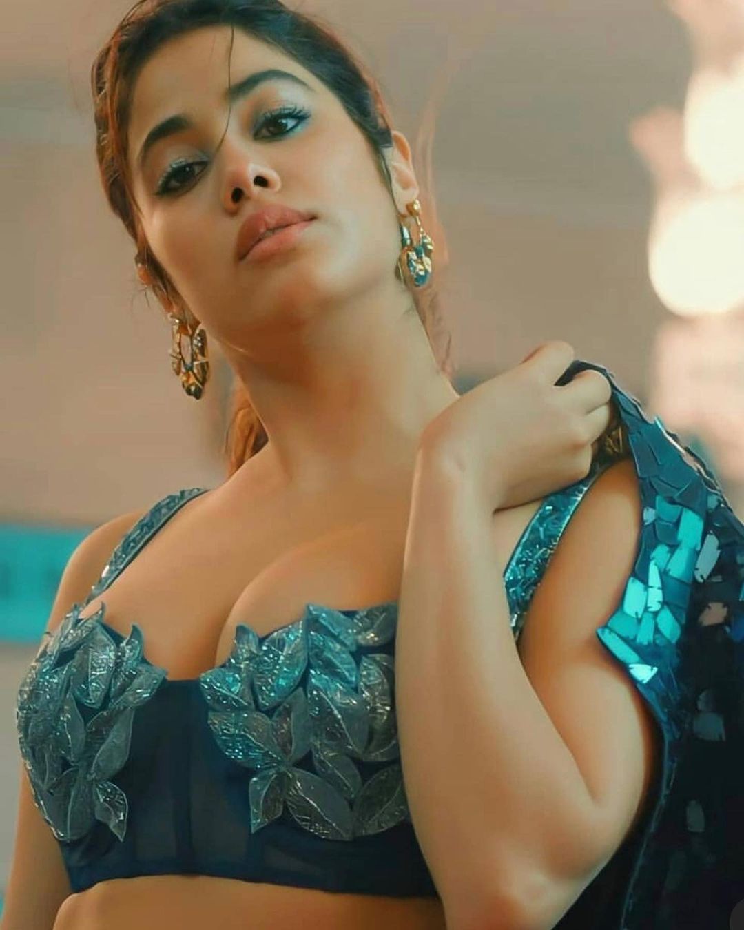 అయినప్పటికీ... వరుస ఆఫర్లు వస్తూనే ఉన్నాయి. సిల్వర్ స్క్రీన్పై అంతగా ఆకట్టుకోలేకపోతున్న జాన్వీ... సోషల్ మీడియాలో పొట్టి డ్రెస్సులతో కుర్రకారును వెంట తిప్పుకుంటూనే ఉంది. రోజూ ఆమె ఫొటోలు ఇన్స్టాగ్రామ్లో పోస్ట్ అవుతూనే ఉంటాయి. ఈ క్రమంలో ఫ్యాషనిస్టాస్ కూడా... జాన్వీని బాగానే వాడుకుంటున్నారు.. Photo : Instagram