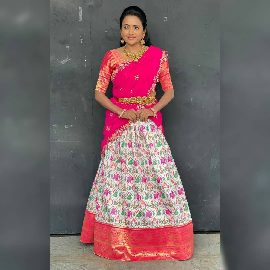  దశాబ్ధాలుగా ఈమె టీవీ తెరపై అద్భుతాలు చేస్తూనే ఉంది. వయసు 40 దాటినా కూడా ఇప్పటికీ యాంకరింగ్‌లో ఆమెను అందుకునే శక్తి కానీ.. దాటే అర్హత కానీ సమీప భవిష్యత్తులో ఎవరికీ కనిపించడం లేదు. కనీసం సుమ దరిదాపుల్లో కూడా ఎవరూ కనిపించడం లేదు. Photo : Instagram