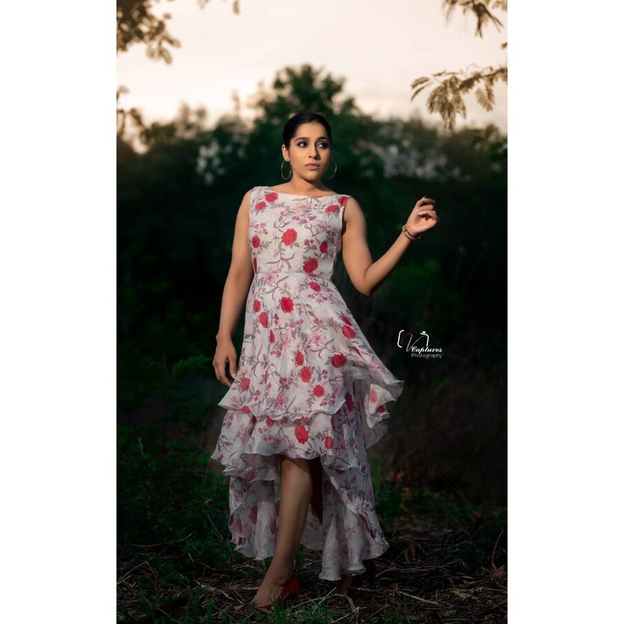  Rashmi Gautam : తెలుగు సినీ ప్రియులకు, టీవీని వీక్షించేవారికి రష్మీ అంటే తెలియని వారుండరంటే అతిశయోక్తికాదు. అంత పాపులర్ ఈ భామ. తనదైన శైలిలో యాంకరింగ్ చేస్తూ..అవకాశం ఉన్నప్పుడు అడపా దడపా సినిమాలు చేస్తూ.. తగిన మోతాదుల్లో అందాలను కనువిందు చేస్తూ..తెలుగు రాష్ట్రాల్లో విపరీతంగా క్రేజ్ సంపాదించుకుంది. Photo : Instagram