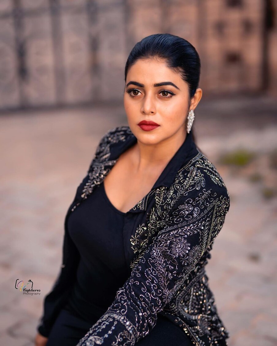  అంతేకాకుండా..ఆ మధ్య వచ్చిన 'జ‌య‌మ్ము నిశ్చ‌య‌మ్మురా' మూవీ కూడా మంచి పేరు తీసుకొచ్చింది పూర్ణకు. అయితే ఆ సినిమా హిట్టైన..తెలుగులో మాత్రం పెద్దగా అవకాశాలు రాలేదు ఈ భామకు. ఇప్పటివరకు దాదాపు మలయాళం , తెలుగు , తమిళ్ , కన్నడం కలిపి 40 సినిమాల్లో నటించింది పూర్ణ.. Photo : Instagram