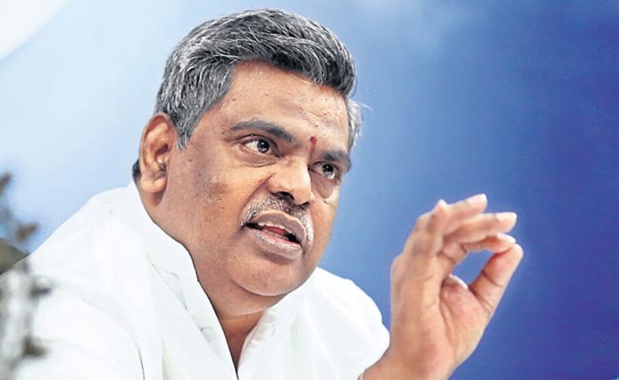 తెలుగు సినీ సాహితీ సౌరభంలో మరో పద్మం రాలిపోయింది. సీతారామశాస్త్రి మరణంతో తెలుగు సినీ సాహిత్య లోకం మూగబోయిందనే చెప్పాలి. సీతారామశాస్త్రి మరణంపై భారత ఉప రాష్ట్రపతి వెంకయ్య నాయుడు, ప్రధాన మంత్రి నరేంద్ర మోదీ, తెలంగాణ, ఏపీ సీఎంలు కేసీఆర్, వైయస్ జగన్  సహా పలువురు సినీ, రాజకీయ ప్రముఖులతో పాటు చిరంజీవి, బాలకృష్ణ, మోహన్ బాబు, పవన్ కళ్యాణ్, ఎన్టీఆర్, మహేష్ బాబు సహా సినీ ప్రముఖులు అందరు నివాళులు అర్పించారు. సిరివెన్నెల గారు.. .న్యూమెనియాతో ఆయన హైదరాబాద్‌లోని కిమ్స్ (Krishna Institute Of Medical Scinces)లో చికిత్స పొందుతూ నవంబర్ 30న తుదిశ్వాస విడిచారు. Photo : Twitter
