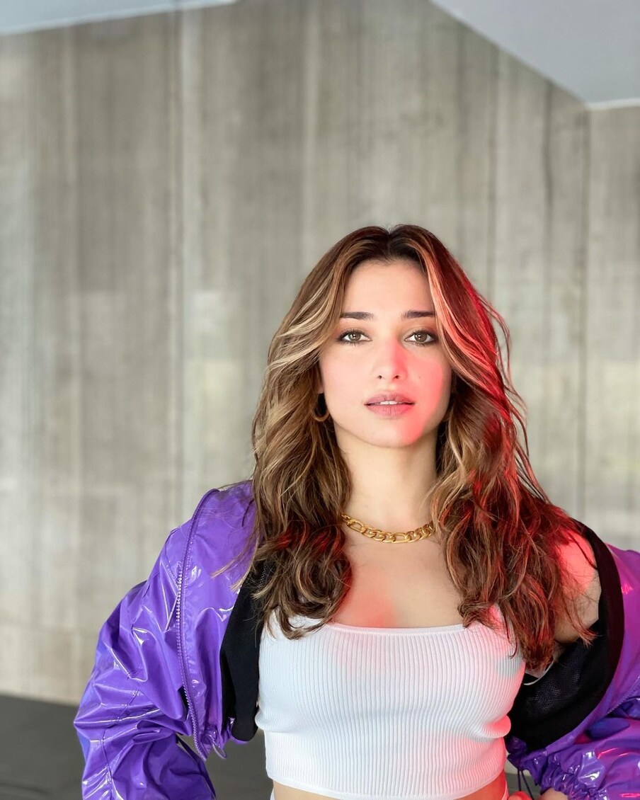  Tamannaah Bhatia : తమన్నా అందం గురించి, నటన గురించి ప్రత్యేకంగా చెప్పాల్సిన పనిలేదు. చూస్తుండ‌గానే త‌మ‌న్నా ఇండ‌స్ట్రీకి వ‌చ్చి 15 ఏళ్లైపోయింది. ఇన్నేళ్ల‌లో 50కి పైగా సినిమాల్లో న‌టించింది త‌మ‌న్నా. తెలుగుతో పాటు త‌మిళ‌, హిందీ, క‌న్న‌డ సినిమాల్లోనూ న‌టిస్తూ తన సత్తాను చాటుతోంది త‌మ‌న్నా. ఇన్నేళ్ల‌లో త‌మ‌న్నా అంటే ముందుగా గుర్తొచ్చేది మిల్కీ అందాలే.. Photo : Instagram