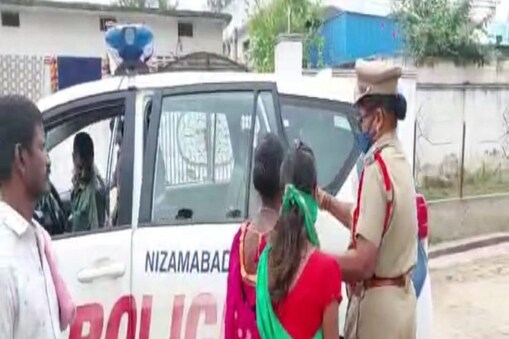 బాలికను, తల్లితని పోలీసులు తీసుకెళ్తున్న దృశ్యం 