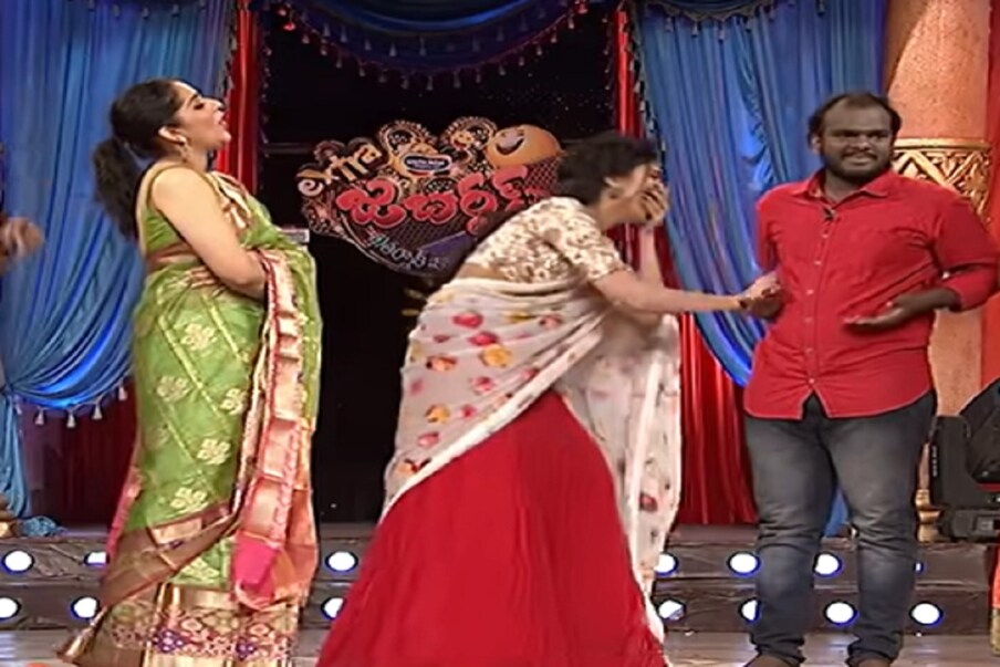  అందులో మొదట చెప్పుకునే జంటల్లో రష్మీ- సుధీర్. ఆ తర్వాత అనసూయ- హైపర్ ఆదిలతో పాటు వర్ష- ఇమ్మానుయేల్ జోడీ ఉంటుంది. రెగ్యులర్ ప్రోగ్రాములతో పాటు ఈ ఇద్దరూ వేసే స్కిట్స్ బాగా వర్కవుట్ అవుతుంటాయి. చిన్నితెరపై ఈ జోడీ చేసే రచ్చ అంతా ఇంతా అని చెప్పలేం. (Image Credit : Youtube)