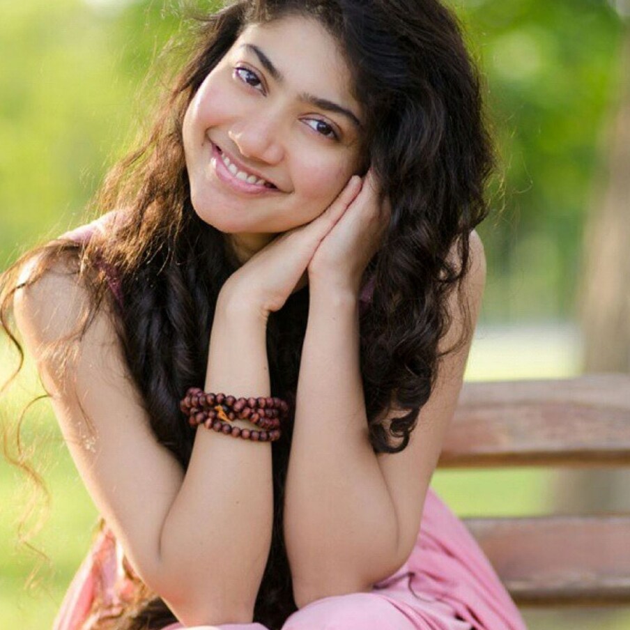  శేఖర్ కమ్ముల దర్శకత్వం వహించిన ఫిదా సినిమాతో తెలుగు ప్రేక్షకులను పలకరించిన అందాల భామ సాయి పల్లవి (Sai Pallavi). ఈ ముద్దుగుమ్మ అందంతో పాటు చక్కటి అభినయాన్ని కనబరుస్తూ ప్రేక్షకులను ఆకట్టుకుంది. చూడటానికి అచ్చం తెలుగమ్మాయిలా కనిపించే పల్లవి. తెలుగులో చేసినవి తక్కువ సినిమాలే అయినా మంచి గుర్తింపు తెచ్చుకుంది.