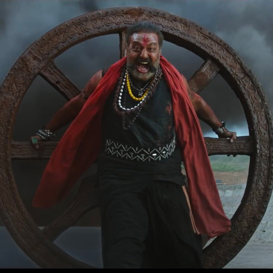  నందమూరి నట సింహం బాలకృష్ణ  (Balakrishna)ప్రధాన పాత్రలో మాస్ డైరెక్టర్ బోయపాటి శ్రీను (Boyapati Srinu) దర్శకత్వంలో వచ్చిన యాక్షన్ ఫిల్మ్ అఖండ (Akhanda). ఈ చిత్రంలో ప్రగ్యా జైస్వాల్ హీరోయిన్‌గా, జగపతిబాబు, శ్రీకాంత్‌, పూర్ణ కీలక పాత్రలో నటించారు. థమన్ ఈ చిత్రానికి సంగీతం అందించారు. భారీ అంచనాల నడుమ ఈ చిత్రం డిసెంబర్ 2న ప్రపంచవ్యాప్తంగా విడుదలై బ్లాక్ బస్టర్‌గా నిలిచింది. ఈ సినిమా డిజిటల్, శాటిలైట్ హక్కులను స్టార్ మా దక్కించుకుంది. ఇక ఈ సినిమా డిజిటల్‌తో పాటు శాటిలైట్ ప్రసారానికి ముహూర్తం ఖరారైందా అంటే ఔననే అంటున్నాయి టాలీవుడ్ వర్గాలు. (Twitter/Photo)