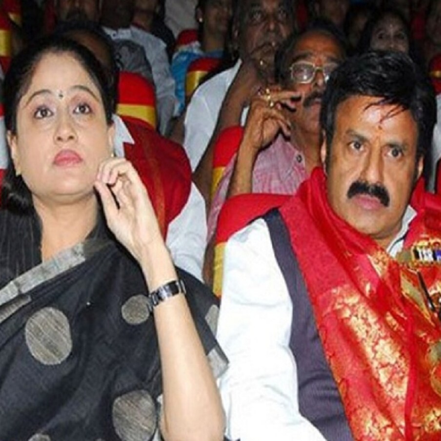  వీళ్లిద్దరు కలిసి మొత్తంగా..17 చిత్రాల్లో జోడిగా నటించారు. ఇందులో మొదటి సారి బాలయ్య, విజయశాంతి ‘కథానాయకుడు’ సినిమాలో తొలిసారి హీరో,హీరోయిన్లుగా కలిసి నటించారు. చివరగా ‘నిప్పురవ్వ’ సినిమాలో జోడిగా నటించారు. మొత్తంగా వీళ్లిద్దరు జోడిగా నటించిన సినిమాల్లో హిట్.. ఫ్లాప్స్ విషయానికొస్తే.. (Twitter/Photo)