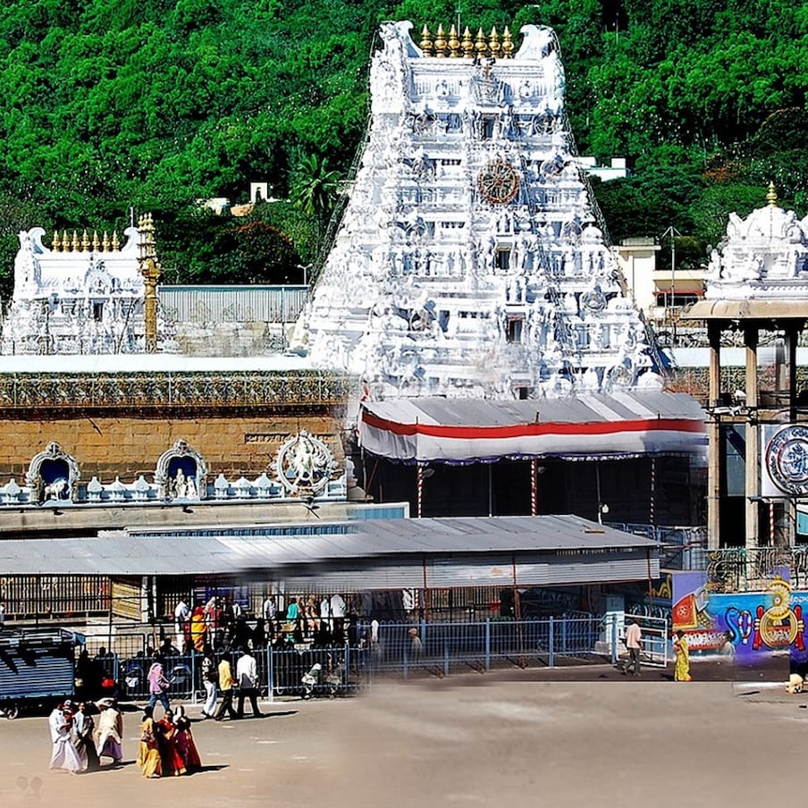  Corona Effect On Tirumal: ఆంధ్రప్రదేశ్ పై కరోనా మళ్లీ విరుచుకుపడుతోంది. సుమారు రెండు నెలల తరువాత రోజు వారీ కేసుల సంఖ్య వేయి దాటుతోంది. ఈ నేపథ్యంలో ఏపీ ప్రభుత్వం అలర్ట్ అయ్యింది. రాష్ట్ర వ్యాప్తంగా కఠినంగా నైట్ కర్ఫ్యూ విధిస్తూ ఆదేశాలు జారీ చేసింది. సినిమా థియేటర్లకు 50 శాతం ఆక్యుపెన్సీతో నడపాలని.. వివాహాలు, పంక్షన్లపైనే ఆంక్షలు పెట్టింది. తాజాగా తిరుమల తిరుపతి దేవస్థానంపైనా కరోనా ప్రభావం పడింది. 