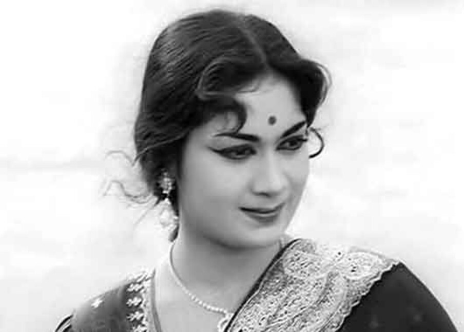  సావిత్రి హిందీ సినిమాల్లోనూ నటించారు. బహుత్ దిన్ హుయే, ఘర్ బసాకే దేఖో, గంగా కీ లహరే, బలరాం శ్రీకృష్ణ చిత్రాల్లో నటించి.. ఉత్తరాది ప్రేక్షకులను సైతం మైమరిపించారు. తెలుగు తర్వాత.. దక్షిణాది భాషల్లో తమిళ్లో ఎక్కువగా నటించారు సావిత్రి. జెమినీ గణేషన్ తో చాలా సినిమాలు చేసారామె. ఆయనతో ‘మనం పోల మాంగల్యం’ సినిమాలో నటిస్తుండగా ప్రేమలో పడి.. ఇద్దరూ  పెళ్లిచేసుకున్నారు. తెలుగు మహిళా దర్శకుల్లో భానుమతి తర్వాత సావిత్రిది రెండో స్థానం. చిన్నారిపాపలు, మాతృదేవత, చిరంజీవి, వింత సంసారం.. వంటి సినిమాలను డైరెక్ట్ చేసి, విజయాలను అందుకున్నారు. సినిమాల్లో ఎన్నో ఉన్నత శిఖరాలను అధిరోహించిన సావిత్రి.. జీవిత చరమాంకంలో తన ఆస్తి మొత్తం పోగొట్టుకున్నారు. (File/Photo)