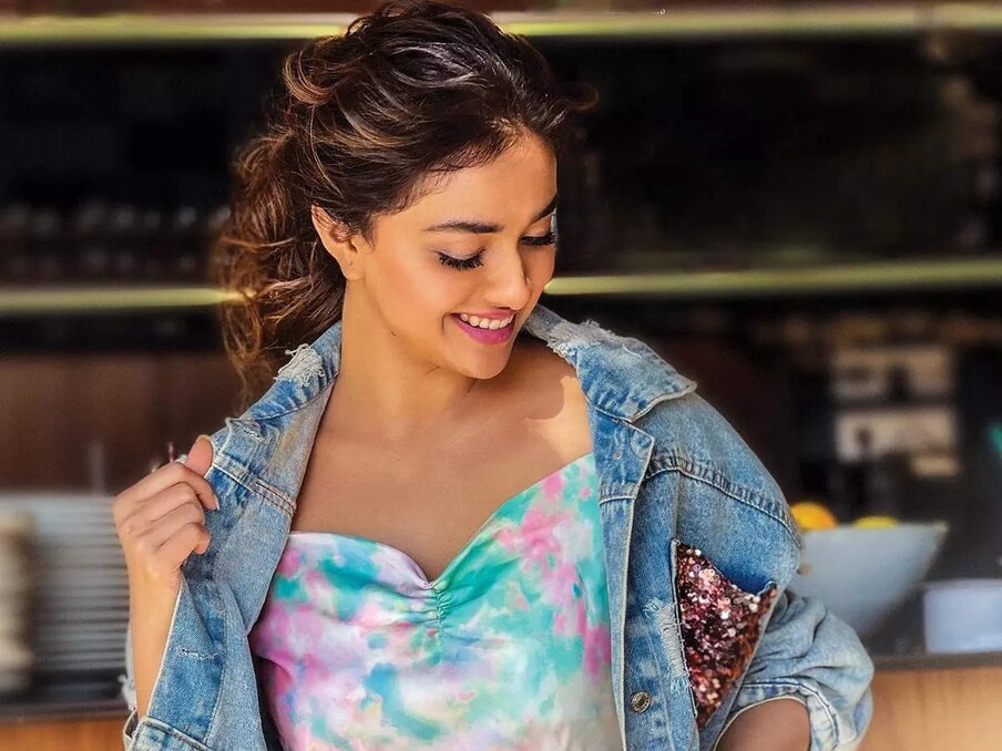  ఇక ఈ సినిమా అంతా అనుకున్నట్లు జరిగితే ఈ సినిమా సంక్రాంతి కానుకగా జనవరి 13న విడుదలకావాల్సి ఉండేది. కానీ ఈ సారి సంక్రాంతికి మూడు పెద్ద సినిమాలను వస్తున్నాయి. ఓ వైపు రాజమౌళి ఆర్ ఆర్ ఆర్.. మరోవైపు భీమ్లా నాయక్, ప్రభాస్ రాధే శ్యామ్ ఇలా మూడు సినిమాలు వస్తున్నాయి. ఈ నేపథ్యంలో ఈ సినిమా విడుదల వాయిదా పడింది. Photo : Twitter