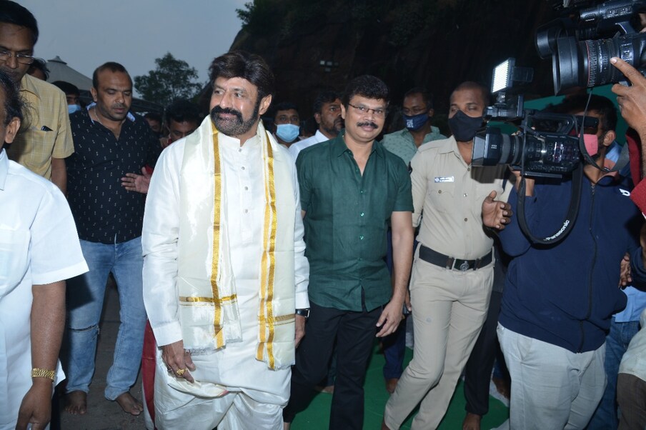  అంతేకాదు ‘అఖంఢ’మూవీ బాలకృష్ణ కెరీర్‌లో తొలి రూ. 100 కోట్ల గ్రాస్ సినిమాగా నిలిచిన ఈ మూవీ డిజిటల్ హక్కులను స్టార్ మా భారీ రేటుకు దక్కించుకుంది. త్వరలో ఈ సినిమా స్ట్రీమింగ్‌కు సంబంధించిన డేట్‌ను అఫీషియల్‌గా ప్రకటించనున్నారు. (Twitter/Photo)
