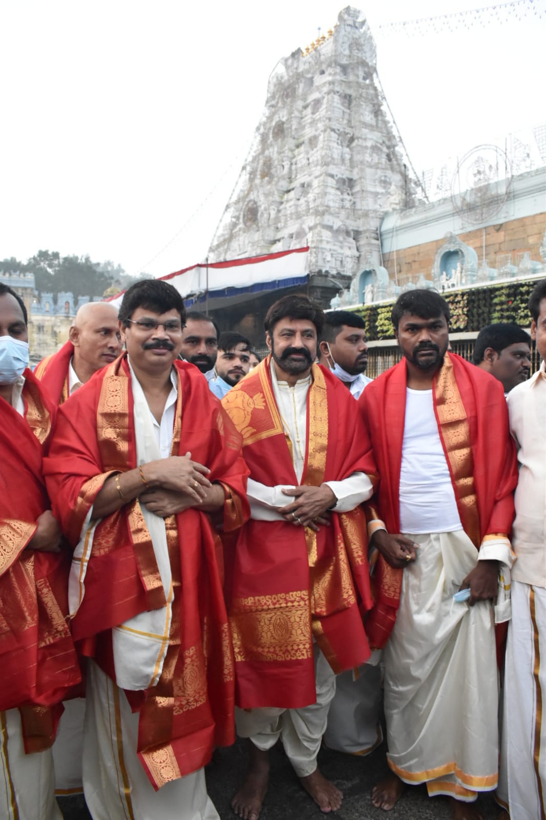  2021లో ఓవర్సీస్‌లో హైయ్యెస్ట్ గ్రాసర్‌గా నిలిచింది. ఈ యేడాది ఓవర్సీస్‌లో విడుదలైన ‘వకీల్ సాబ్’ తో పాటు ‘లవ్ స్టోరీ’ ‘మోస్ట్ ఎలిజిబుల్ బ్యాచిలర్’ సినిమాలు ఏవి యూఎస్‌లో 1 మిలియన్ యూఎస్ డాలర్లు వసూళ్లు చేయలేకపోయాయి. కానీ బోయపాటి దర్శకత్వంలో బాలకృష్ణ హీరోగా నటించిన ఊర మాస్ చిత్రం ‘అఖండ’ తెలుగు రాష్ట్రాలతో పాటు ఓవర్సీస్ బాక్సాఫీస్ దగ్గర ఓ రేంజ్‌లో పర్ఫామెన్స్ చేస్తోంది. (Twitter/Photo)