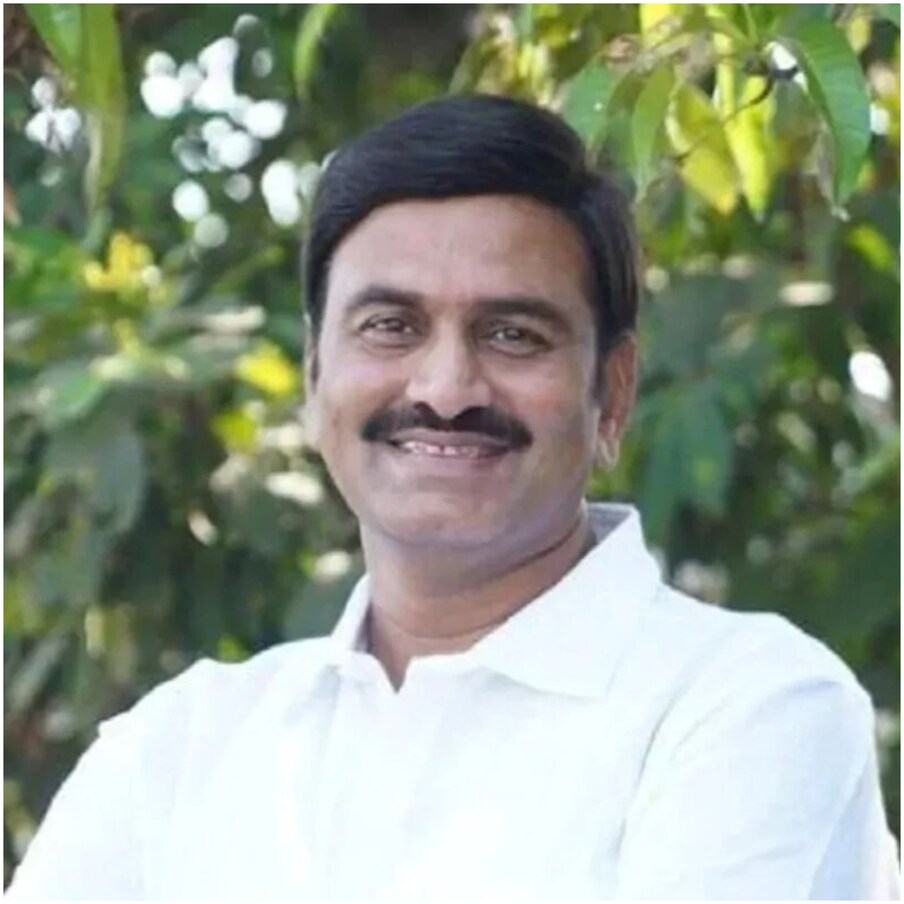  అధినేతే అన్నీ తానై వ్యవహరించే ప్రాంతీయ పార్టీల్లో సుదీర్ఘకాలం అసమ్మతి నేతగా కొనసాగడమనే అసాధారణ దృశ్యం. ముఖ్యనేతపై తిరుగుబావుటా ఎగరేసిన ఎందరో నేతలు త్వరలోనే తెరమరుగైపోవడం లేదా సైలెంటైపోవడం తరచూ జరిగేదే. కానీ ఆంధ్రప్రదేశ్ లోని నర్సాపురం ఎంపీ రఘురామకృష్ణంరాజు విషయంలో మాత్రం రెబల్‌గిరీ పూర్తి భిన్నంగా సాగుతున్నది. గడిచిన రెండేళ్లుగా రఘురామ విషయంలో సీఎం జగన్ కు వరుసగా ఎదురుదెబ్బలే తప్ప చెప్పుకోదగ్గ ఊరటేదీ లభించలేదు.