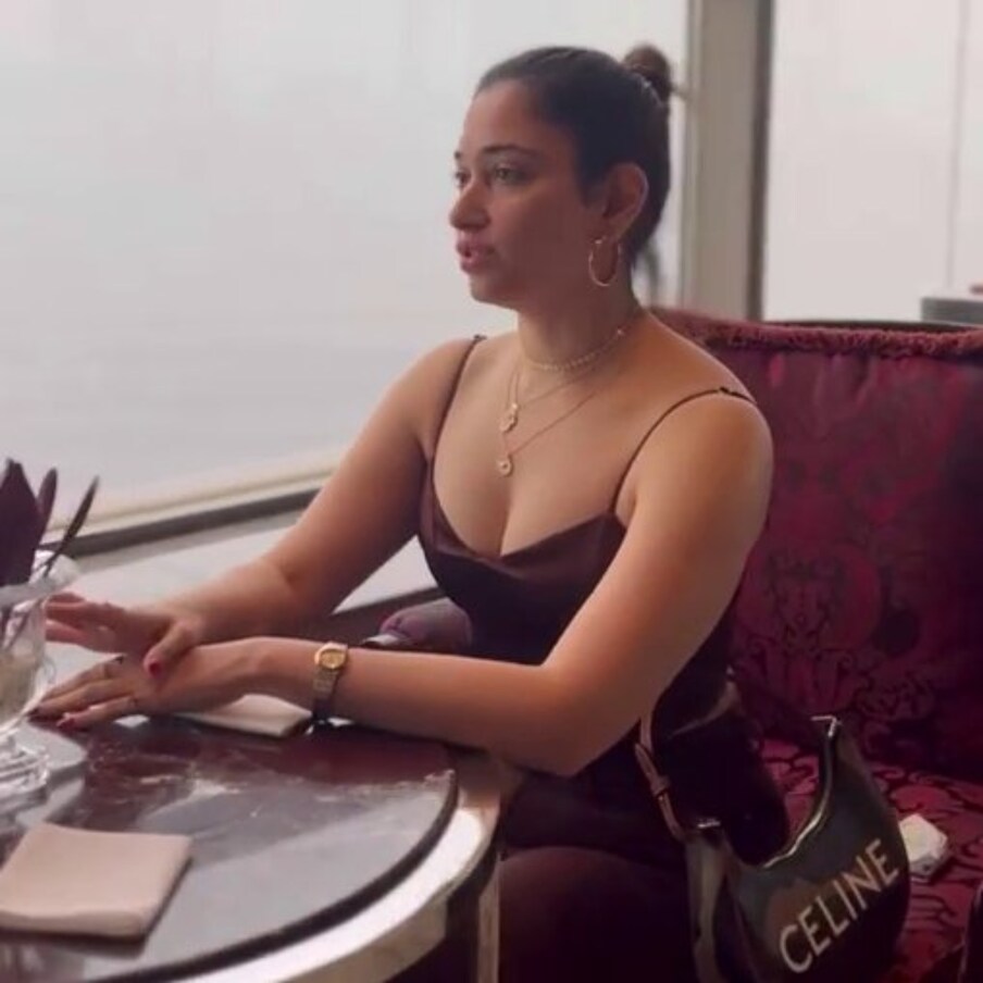  Tamannaah Bhatia : తమన్నా అందం గురించి, నటన గురించి ప్రత్యేకంగా చెప్పాల్సిన పనిలేదు. చూస్తుండ‌గానే త‌మ‌న్నా ఇండ‌స్ట్రీకి వ‌చ్చి 15 ఏళ్లైపోయింది. ఇన్నేళ్ల‌లో 50కి పైగా సినిమాల్లో న‌టించింది త‌మ‌న్నా. తెలుగుతో పాటు త‌మిళ‌, హిందీ, క‌న్న‌డ సినిమాల్లోనూ న‌టిస్తూ తన సత్తాను చాటుతోంది త‌మ‌న్నా. ఇన్నేళ్ల‌లో త‌మ‌న్నా అంటే ముందుగా గుర్తొచ్చేది మిల్కీ అందాలే.. Photo : Instagram
