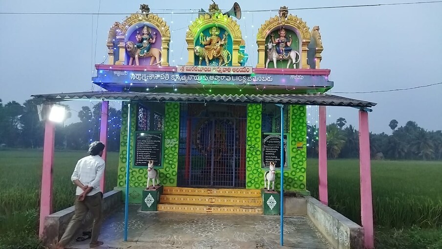  తరువాత అక్కడే ఆమె దేవత విగ్రహం రూపంలో గ్రామస్థులకు దొరకడంతో ఆమెను ప్రతిష్టించుకుని బురదతోనే అమ్మవారిని ఊరంతా చూశారు కాబట్టి బురదమాంబగా పిలుస్తూ కోలుస్తువున్నారట.