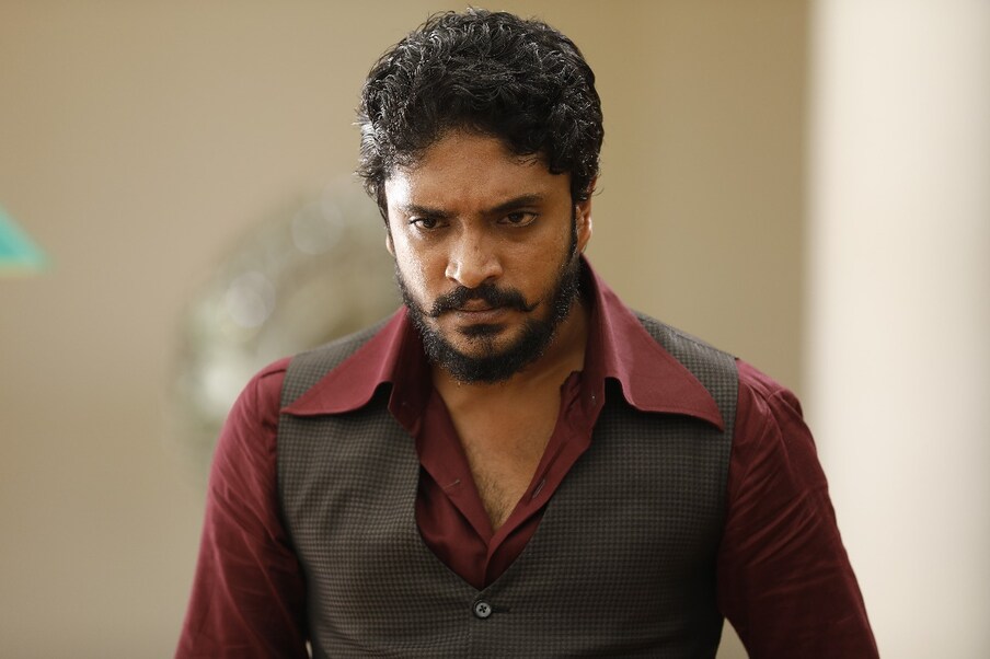  అప్పటికి చదువులు పూర్తి కాలేదు కనుక కాలేజ్‌లో చేరాను. కాలేజ్ లో ఉన్నప్పుడు రౌడీ గ్యాంగ్ మాది. కాలేజ్‌లో ఉన్నప్పుడే కల్చరల్ యాక్టివిటీస్ చేసేవాళ్లం. నాటికను డైరెక్ట్ చేశాను. ఆ నాటికకు అవార్డ్ వచ్చింది. ఇదంతా నాకు ఎంకరేజింగ్ గా ఉండేది. బెంగళూరు థియేటర్ నాటికలకు తరుచూ వెళ్లేవాడిని. అలా సినిమా వైపు మరింత ఆకర్షితం అయ్యాను. థియేటర్ నాటికల్లో నటించడం మొదలుపెట్టాను. అరడజను నాటికల్లో నటించాను. జాబ్ చేస్తూనే ఇటు నాటికల్లో నటించేవాడిని. పనిచేసే కంపెనీ నుంచి బయటకొచ్చి నాటికల్లో పూర్తిగా ప్రయత్నాలు మొదలుపెట్టాను. అక్కడి నుంచి నా సినిమా ప్రయాణం మొదలైంది.,[object Object]