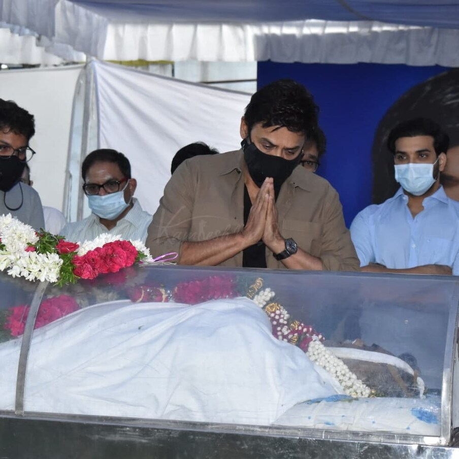  కలంతో సాహితి వ్యవసాయం చేసిన సిరివెన్నెల సీతారామశాస్త్రికి నివాళులు అర్పించిన విక్టరీ వెంకటేష్ (Twitter/Photo)