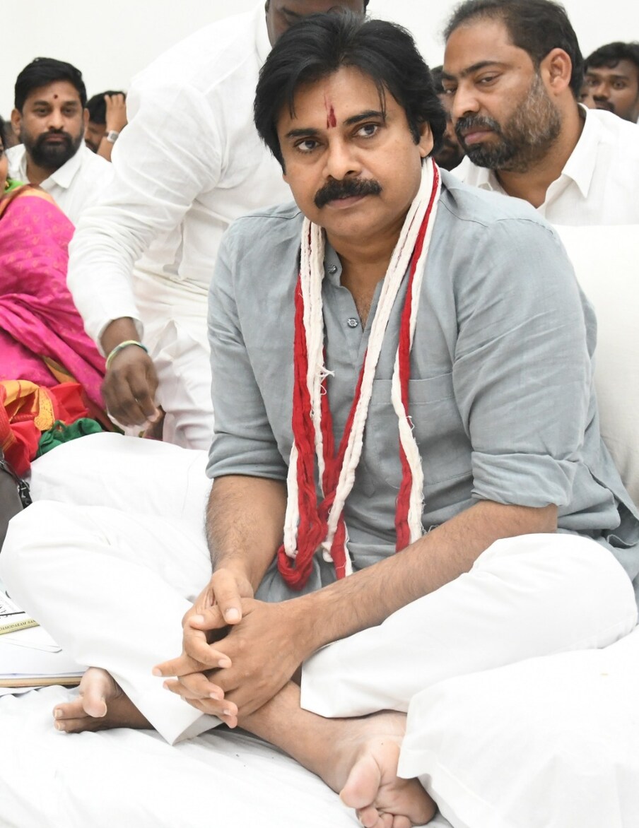  సంపూర్ణ మద్యపాన నిషేధానికి వైసీపీ అర్ధమే మార్చేసిందని పవన్ కల్యాణ్ ఎద్దేవా చేశారు. నా సినిమాలు ఆపేస్తే.. నా ఆర్ధిక మూలాలపై కొడితే భయపడిపోతానని వైసీపీ వాళ్లు భావిస్తున్నారని.. అంత పంతానికొస్తే ఏపీలో ఉచితంగా సినిమాలు వేస్తాంగానీ... భయపడే ప్రసక్తే లేదని పవన్ అన్నారు.