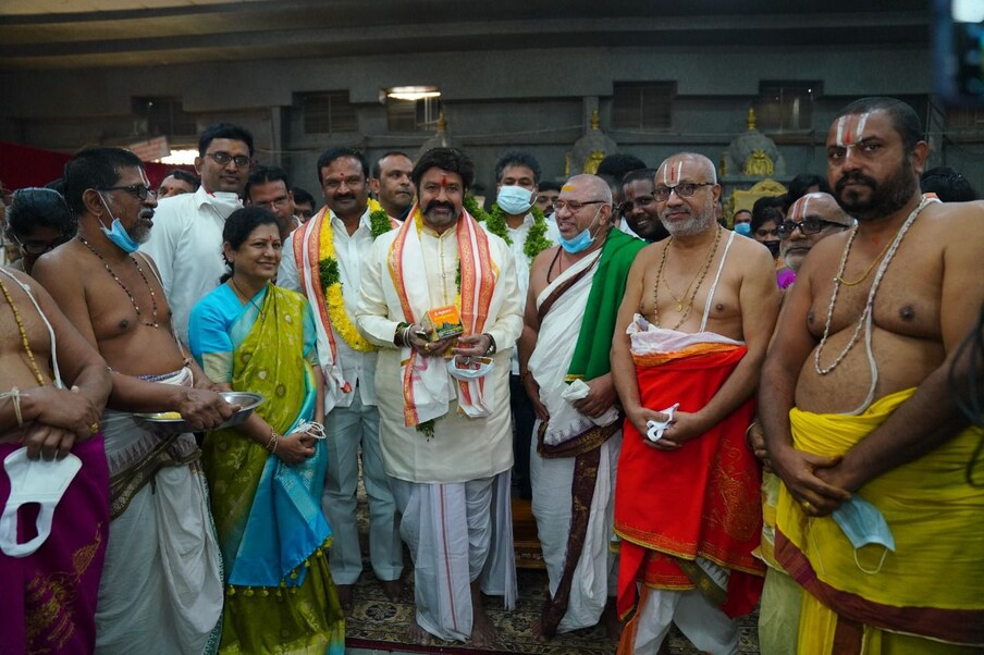  ఇప్పటికే ఏపీలోని విజయవాడ కనకదుర్గమ్మ, పానకాల లక్ష్మీ నరసింహా స్వామితో పాటు పలు దేవాలయాలను సందర్శించిన చిత్ర యూనిట్.. తాజగా తెలంగాణలోని యాదాద్రి లక్ష్మీ నరసింహా స్వామిని హీరో బాలకృష్ణ ‘అఖండ’ చిత్ర యూనిట్‌తో కలసి దర్శించుకున్నారు. అఖండ యూనిట్ సభ్యులకు ఆలయ అర్చకులు వేద మంత్రాలతో స్వాగతం పలికి వేద ఆశీర్వచనం, తీర్థ ప్రసాదాలు అందజేశారు.(Twitter/Photo)