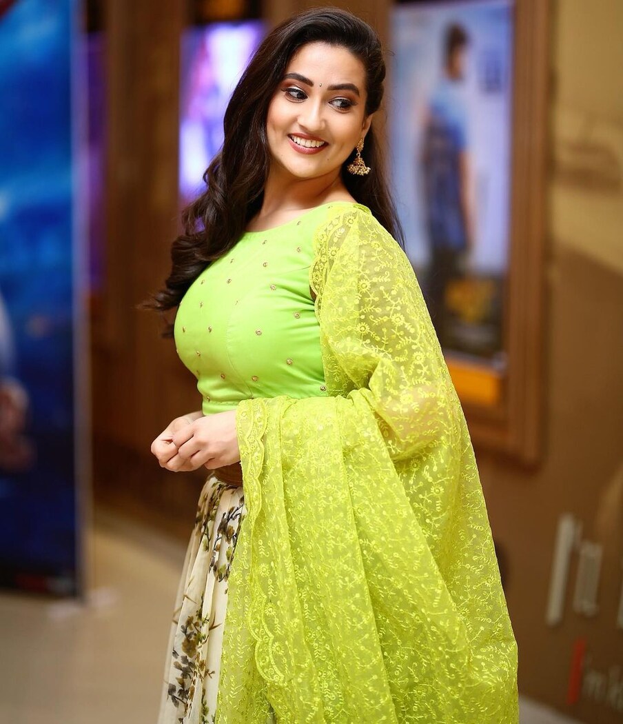  అయితే ఎన్టీఆర్ హీరోగా వచ్చిన 'రాఖీ' సినిమాలో ఆయన చెల్లెలుగా నటించి మంచి పేరు తెచ్చుకున్నారు. ఆ సినిమాలో ఆమె నటనకు మంచి మార్కులే పడ్డాయి. క్రియేటివ్ డైరెక్టర్ కృష్ణవంశీ దర్శకత్వంలో వచ్చిన ఆ సినిమాలో అత్త పెడుతున్న భాదల్నీ తట్టుకుంటూ.. తాను చేసిన నటన ప్రేక్షకులను అలరించింది. Photo : Instagram